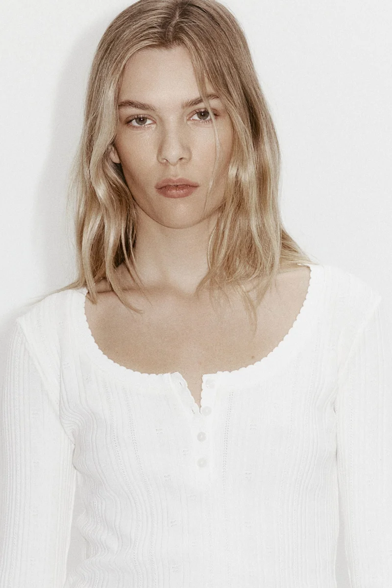 اتش اند ام بلوزة قطنية محبوكة بنمط بوينتيل